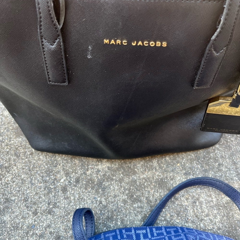 Marc Jacobs Saffiano Black Nylon Shoulder Bag with Gold Logo - Picture 2 of 12